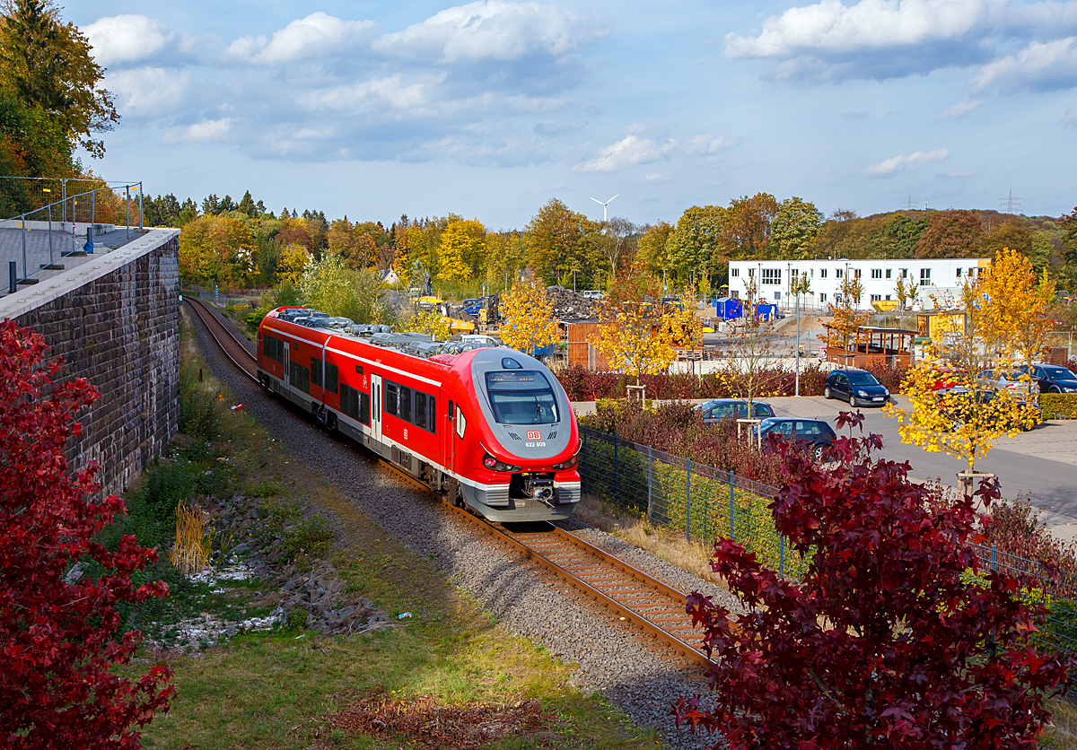 
Nun fahren die PESA LINK im Sauerland-Netz endlich....
Der zweiteilige PESA LINK II – 632 109 / 632 609 / (95 80 0 632 109-4 D-DB ABpd / 95 80 0 632 609-3 D-DB Bpd) verlässt am 06.10.2018, als RB 52 „Volmetalbahn“ (Lüdenscheid – Hagen- Dortmund), den Bf. Lüdenscheid.

Eigentlich war für Dezember 2015 schon der Einsatz geplant, aber die Triebzüge passten nicht ins deutsche Lichtraumprofil, sie waren wenige Millimeter zu breit  und so gab es keine Zulassung. Der polnische Hersteller PESA (Pojazdy Szynowe Pesa Bydgoszcz SA) musste die Züge umkonstruieren. 

Danach gab es weitere Probleme, die Fahrzeuge entsprachen nicht den bestellten technischen Anforderungen hinsichtlich des Gewichtes und des Antriebes, so musste PESA erneut eine Umkonstruktion an dem Fahrzeugmodell vornehmen. 

Am 30. Mai 2018 hat das Eisenbahnbundesamt EBA die Zulassung für den Einsatz der zweiteiligen Züge vom Typ Pesa Link II (BR 632) für die DB Regio nun erteilt. Für die dreiteiligen Pesa Link III (BR 633) wurde sie mittlerweile auch erteilt. 

Warum es aber solange braucht um Normen und Lastenhefte zu lesen entzieht sich meiner Kenntnis. Wobei die erste erfolgreiche Zulassung in Deutschland gab es im Juni 2016 für die LINK II der NEB.

Der PESA LINK (Projektname DMU 120) ist ein Dieseltriebwagen des polnischen Herstellers PESA (Pojazdy Szynowe Pesa Bydgoszcz SA). Die ČD (Tschechische Bahnen) vermarkten sie als „RegioShark“ (RegioHai). Hai war auch mein erster Eindruck, im September 2014 auf der InnoTrans 2014 in Berlin, als das erste Vorserienfahrzeug 631 001-4 vorgestellt wurde.

Es werden verschiedene Varianten von ein- bis vierteiligen Triebzügen, mit unterschiedlichen Motorleitungen, angeboten.

Der Innenraum des Pesa Link ist im Mittelteil in Niederflurbauweise ausgeführt, während die Fahrgastbereiche an den Fahrzeugenden hochflurig ausgelegt sind. Die Bodenhöhe des Niederflurbereichs beträgt in der DB-Version im Sauerland-Netz 600 mm.Je ein Motor treibt jeweils beide Achsen eines Drehgestells am Fahrzeugende an. Zwischen den beiden Wagenteilen befinden sich nicht angetriebene Jakobsdrehgestelle

Technische Daten der BR 632 (DB):
Spurweite: 1.435 mm (Normalspur)
Achsformel: B'2' B'
Länge über Puffer:  43.730 mm
Höhe: 4.206 mm
Breite: 2.800 mm
Drehzapfenabstand: 17.040 mm
Achsabstand im Drehgestell: 2.100 mm
Dienstgewicht: 86,5 t
Achslast: 18,2 t
Höchstgeschwindigkeit: 140 km/h
Installierte Leistung: 2 x 390 kW (2 x 523 PS)
Beschleunigung:  0,74 m/s²  0-30 km/h
Antrieb: MTU Powerpack  6 Zylinder, 4-Takt-Dieselmotor mit Abgasturbolader und Ladeluftkühlung vom Typ MTU 6H 1800 R85L
Motornenndrehzahl: 1800 U/min
Motorhubraum: 12,8 l
Motorgewicht (trocken): 4.000 kg
Getriebe: 6-Gang-Automatik ZF 6 AP 2000R EcoLife    
Kraftübertragung: diesel-hydromech.  
Fußbodenhöhe (Niederflurber.):   600 mm                              
Fußbodenhöhe (Hochflurber.):   1.290 mm
Kleinster bef. Halbmesser: 100 m (Werkstatt) / 150 m (Betrieb)
Kupplungstyp: 	Scharfenberg Typ 10
Sitzplätze in der 1. Klasse: 12
Sitzplätze in der 2. Klasse: 82 und 26 Klappsitze
