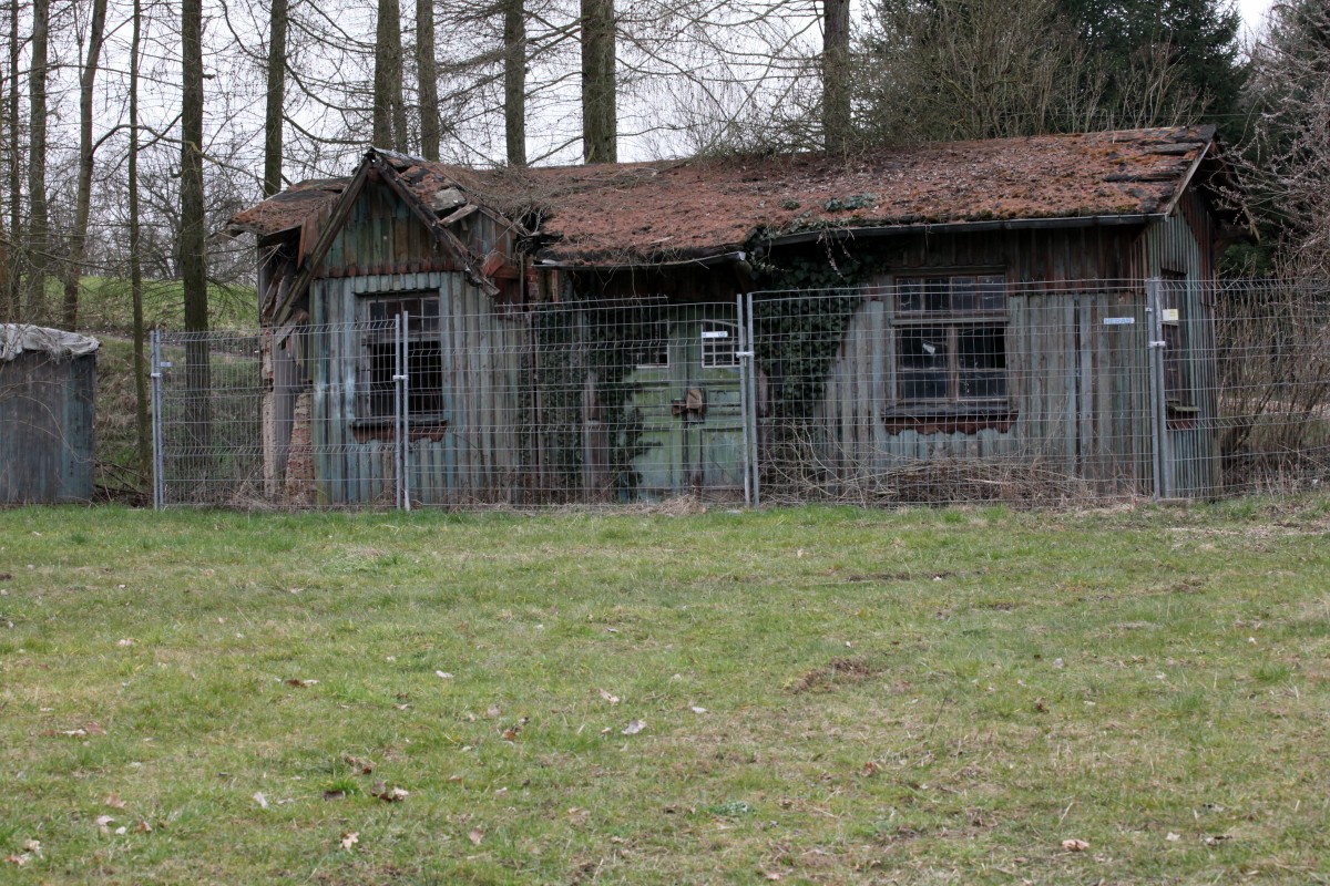 Nun fast vollständig verfallen, das von der Architektur typische EG des Haltepunktes Zöthain, Kursbuchstrecke 164 k Meißen - Lommatzsch (Wilsdruffer Netz   750 mm Schmalspurbahn, Heimat der IV K)