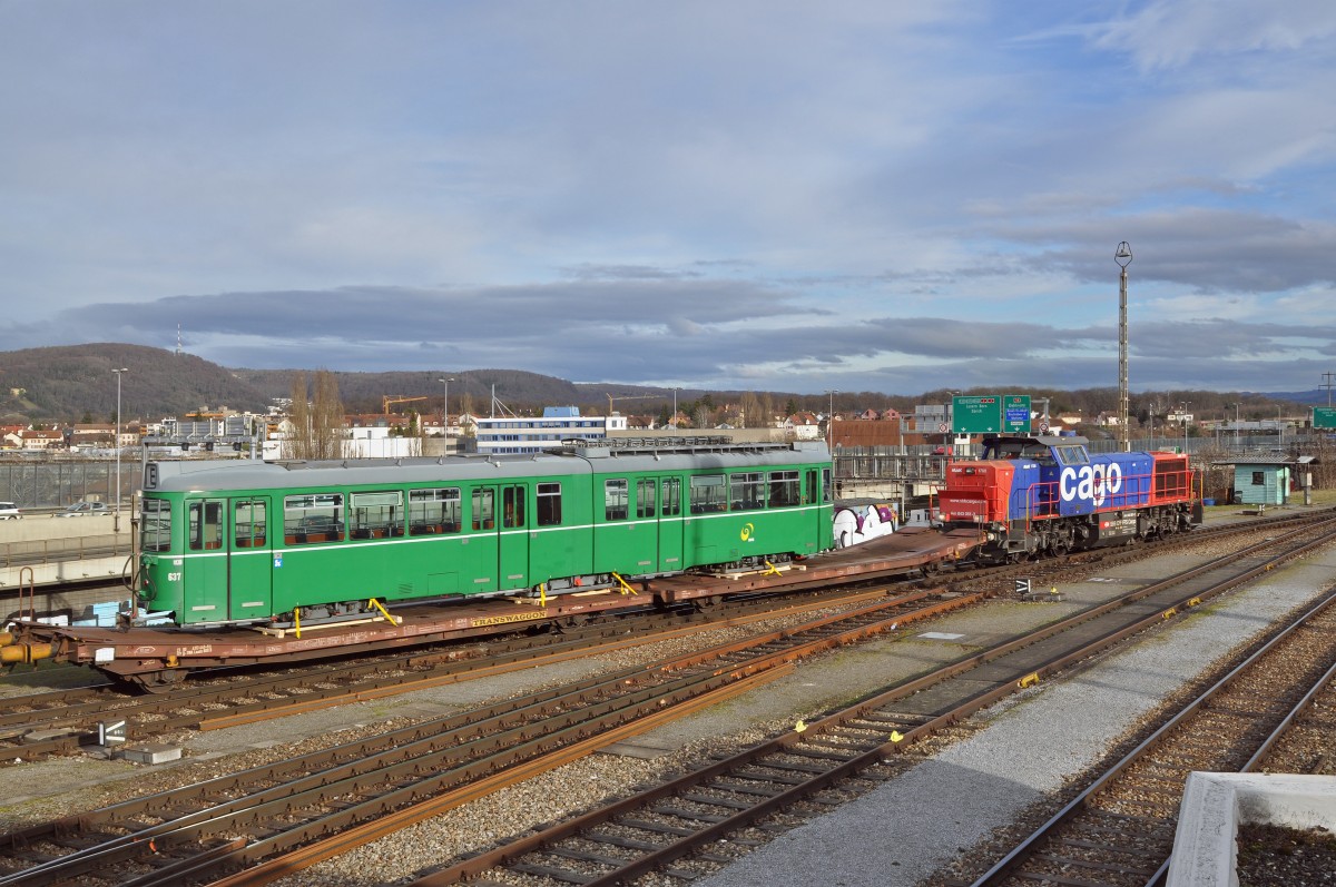 Nun gehen die letzten Düwag der BVB auf die lange Reise nach Belgrad. Hier wird der Be 4/6 637 mit der Am 843 061-3 auf ein Abstellgleis bei der Umschlags AG geschoben. Die Aufnahme stammt vom 02.02.2016.