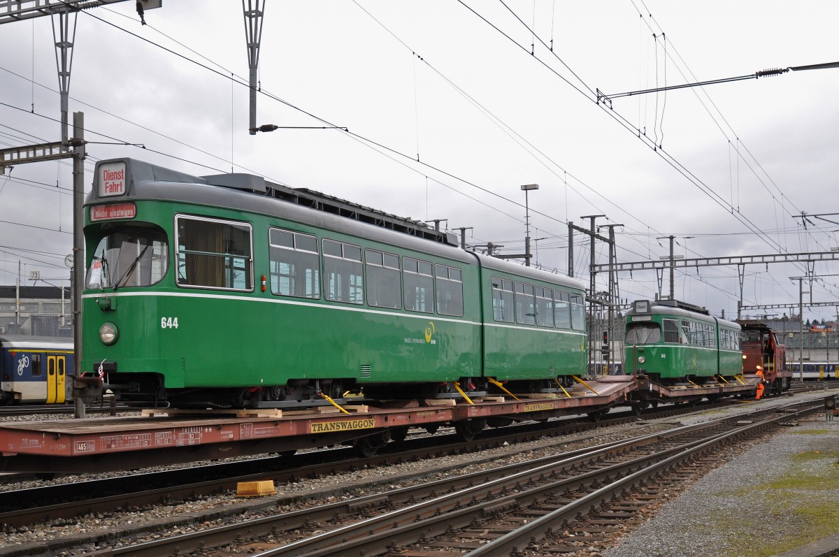 Nun gehen die letzten Düwag der BVB auf die lange Reise nach Belgrad. Hier wird der Be 4/6 644 und 646 mit der Bm 4/4 18414 auf ein Abstellgleis bei der Umschlags AG geschoben. Die Aufnahme stammt vom 02.02.2016.