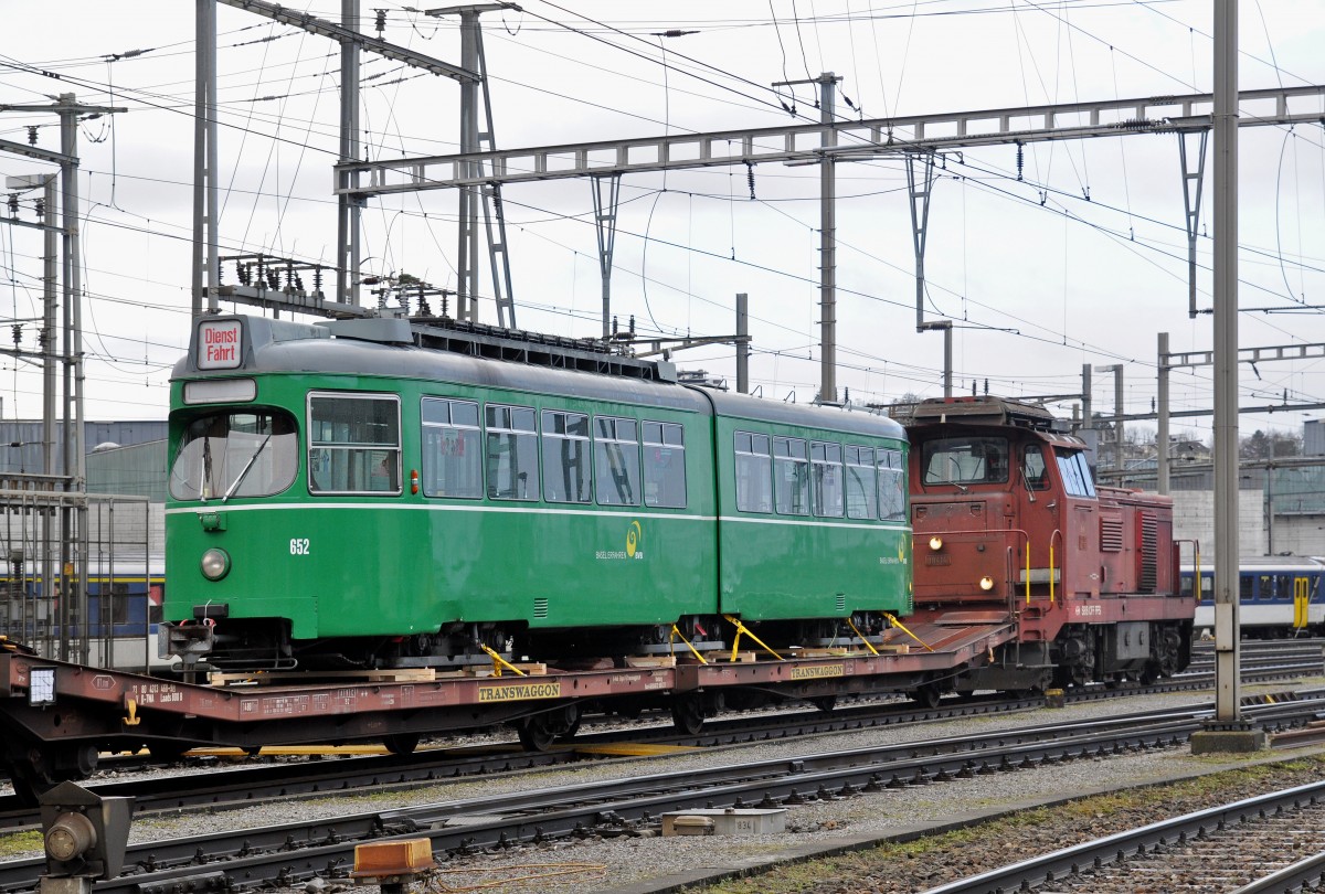 Nun gehen die letzten Düwag der BVB auf die lange Reise nach Belgrad. Hier steht der Be 4/6 652 auf einem Rangiergleis beim Güterbahnhof Wolf. Die Rangierlok ist die Bm 4/4 18414. Die Aufnahme stammt vom 03.02.2016. 	