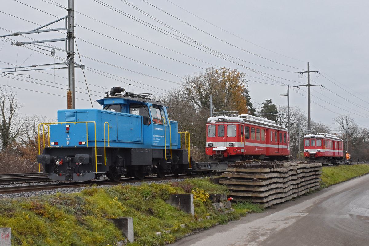 Nun geht die Fahrt auf einem Nebengleis zum Werk 2 der Firma Thommen, wo bereits zwei Kramwagen warten um die beiden Wagen abzuladen. Die Aufnahme stammt vom 10.12.2020.