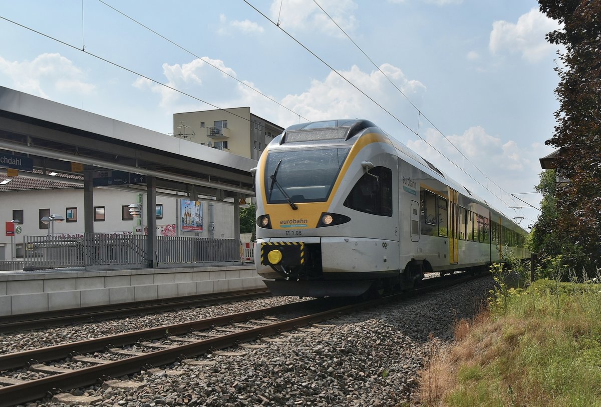 Nun hat der Eurobahn Triebwagen ET 7.08 die Steigung der ehemals steilste Hauptbahn Europas überwunden. Hier ist er in Haan Hochdahl und fährt nun mit mässiger Steigung gen Wuppertal weiter. Früher gab es hier ein Unikum, eine Seilzuganlage. Züge die berganfuhren wurden über eine Seilzuganlage von einer talwärtsfahrenden Lok mit hoch gezogen. Ganz am Anfang wurde mit stationnären Dampfmaschinen gezogen, doch das erwies sich als zu kompliziert und störanfällig. Sonntag den 22.7.2018