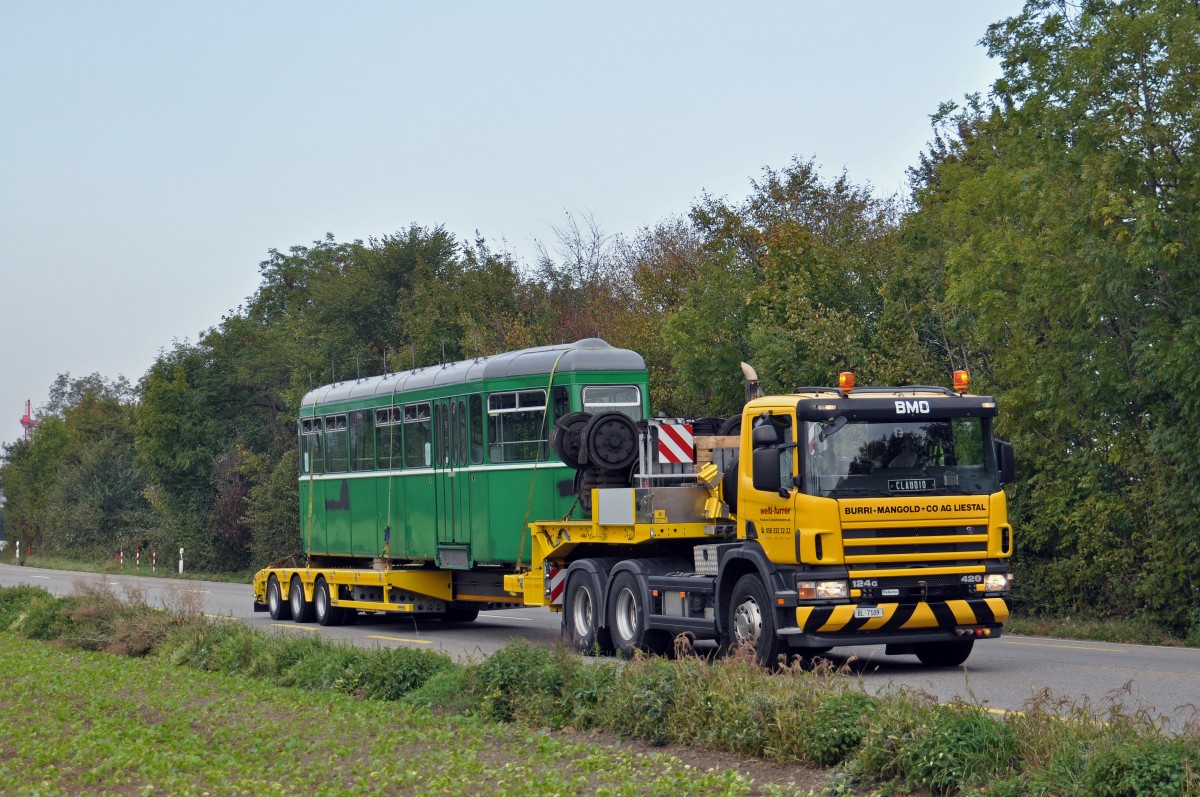 Nun hat für den B 1445 die letzte Reise begonnen. Am 01.10.2015 wird der Anhänger in der Hauptwerkstatt abgeholt und zur Firma Thommen gefahren. Hier fährt der Konvoi auf der Rheinstrasse Richtung Augst.