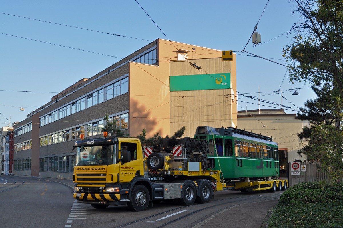Nun hat für den Be 4/4 461 die letzte Reise begonnen. Am 02.10.2015 wird der Motorwagen in der Hauptwerkstatt abgeholt und zur Firma Thommen gefahren. Um 08.45 Uhr verlässt der Konvoi die Hauptwerkstatt.