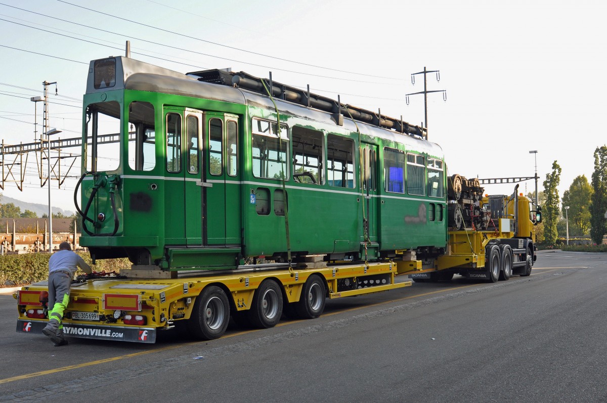 Nun hat für den Be 4/4 461 die letzte Reise begonnen. Am 02.10.2015 wird der Motorwagen in der Hauptwerkstatt abgeholt und zur Firma Thommen gefahren. Nach dem der Wagen auf der Waage war, fährt der Konvoi ins Areal der Firma Thommen und der Be 4/4 461 wird abgeladen und abgebrochen.