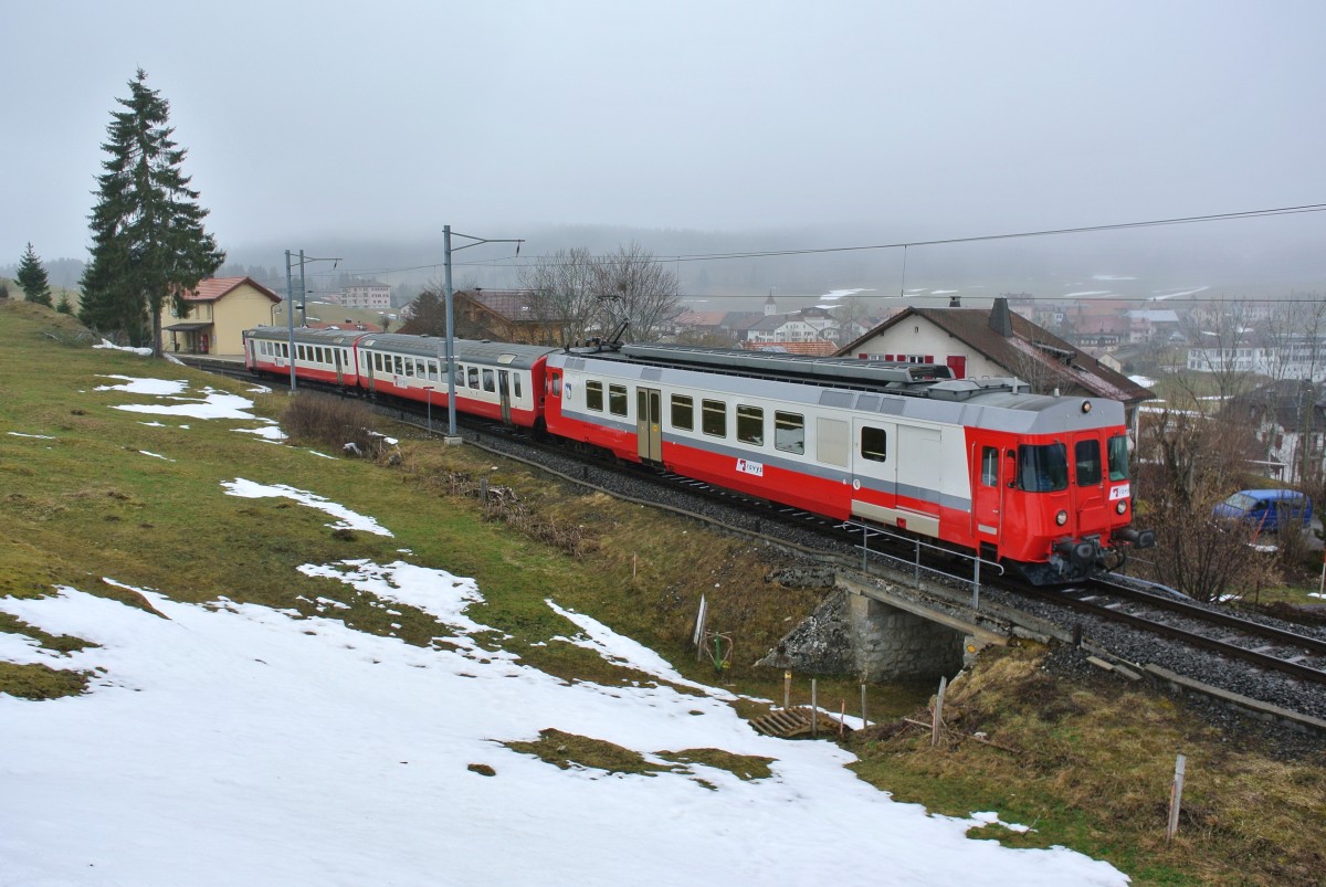 Nun hat der  Schlerzug -Triebwagen im Valle de Joux wahrscheinlich sein definitives Farbkleid bekommen. Heute, bei eher dsterem Wetter, konnte ich den Zug bei Les Charbonnires fotografieren. Regio 6020 bestehend aus RBDe (94 85 7) 567 174-8, B EWI 50 85 20-35 475-6 und ABt 50 85 39-33 202-6, 25.03.2015.