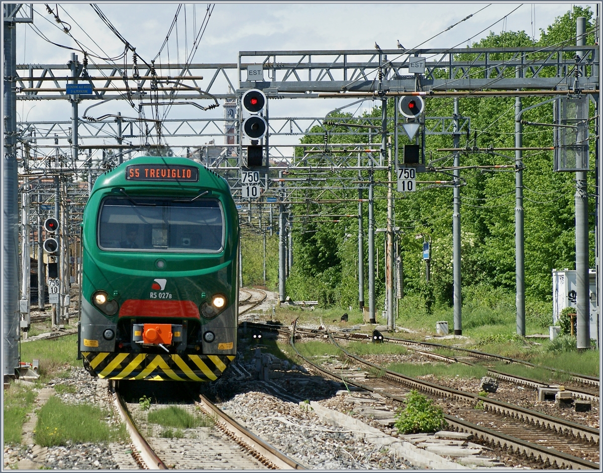 Nun hat der Trenord Ale 711 027 als S 5 nach Treviglio den Bahnsteig in Gallarate fast erreicht.

27. April 2019