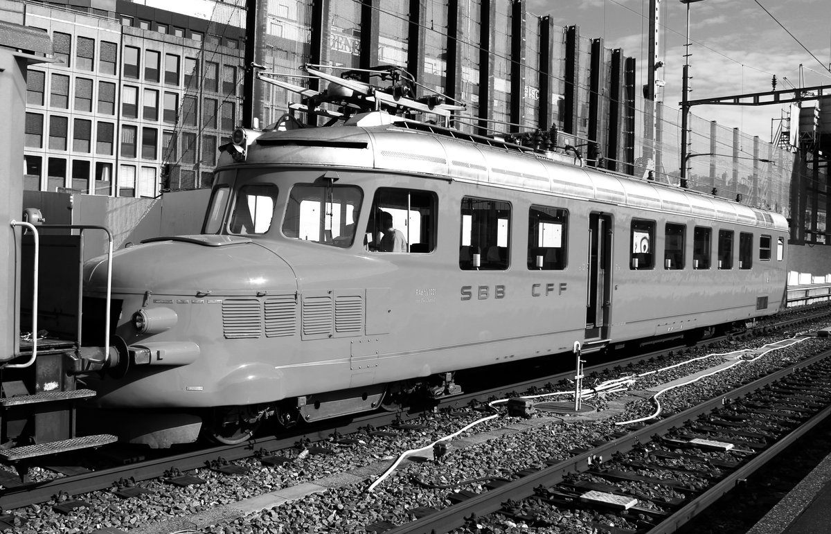 Nun hatte ich einmal wieder auf Gleis 18 im HB Zürich sehr viel Glück! Am 19. Oktober 2017 war der Roter Doppelpfeil  Churchill  wieder einmal unterwegs zum Gleis 18 im HB Zürich: Aber im Bild ist ja nur die eine Hälfte!?
SBB Tm III Nr. 910 (Baujahr: 1965) stosst im Bild den SBB RAe 4/8 (1/2) Nr. 1021 ...noch besser  RAe 2/4 Nr. 1021  ;) ...zum Gleis 18 im HB Zürich. 
Nach wenigen Sekunden war wieder die extrem seltene Komposition schon gewendet und war dann unterwegs zum Depot F in Zürich. (Im Depot F ist der  Churchillpfeil  stationiert.)