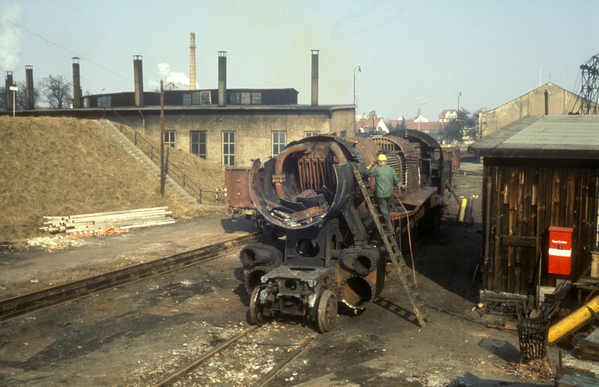 Nun kann ich auch die Loknummer und das Datum nennen.
Bw Crailsheim 10.3.1976, Loknummer 050 428-2.
Ersteinstellung am 31.12.2008.