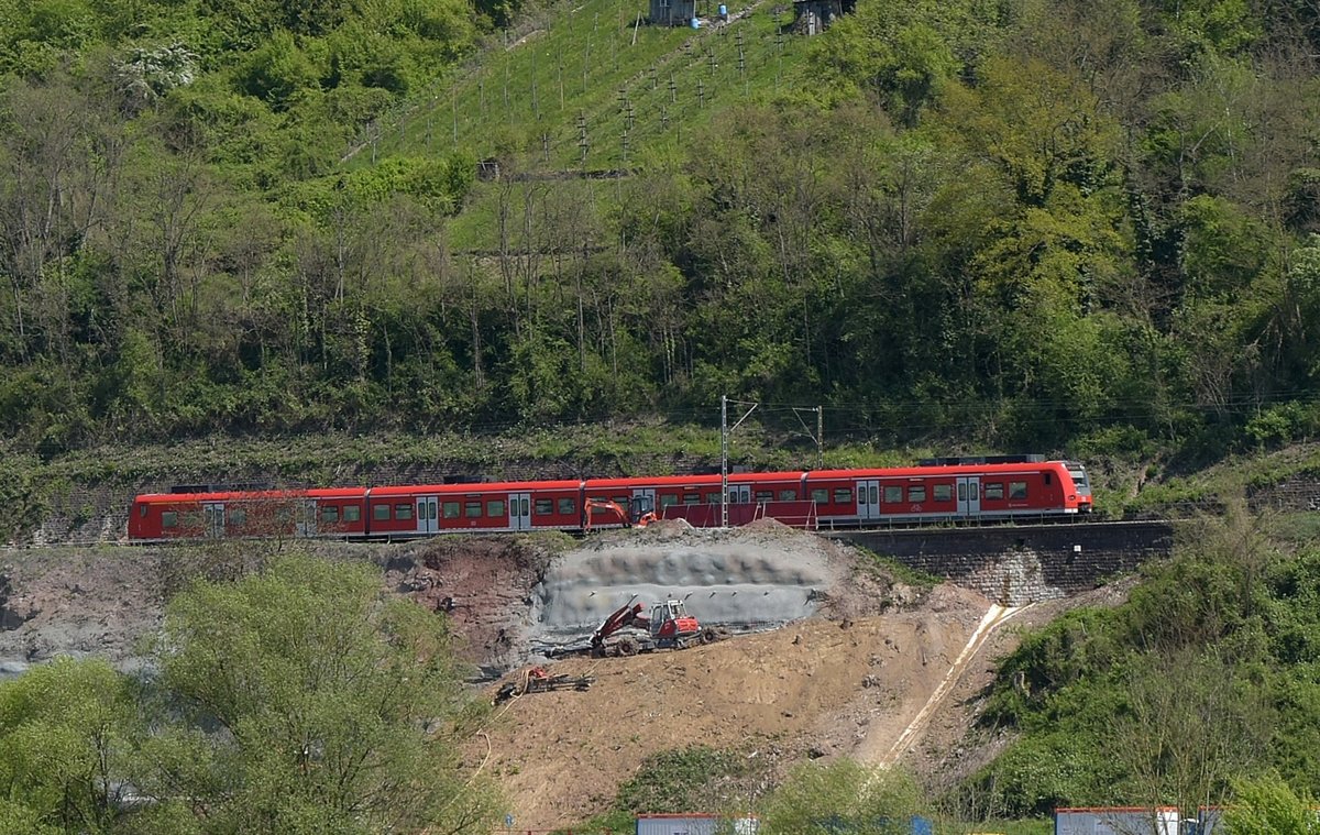 Nun mal ein Bild vom Verursacher des eingleisigen Betriebes auf dem Abschnitt Zwingenberg Neckar, Neckargerach, Binau nach Neckarelz auf der Neckartalbahn. Ein unbekannter 425 als S2 nach Mosbach Baden ist hier mit auf dem Bild.
Diese Aufnahme entstand von Obrigheim aus über den Neckar auf die Baustelle am Sonntag den 30.4.2017