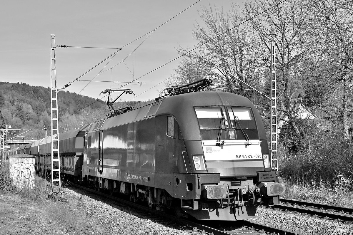 Nun mal eine S/W Variante der 182 598 mit dem NIAG Zug nach Heilbronn.Neckargerach den 19.2.2021 