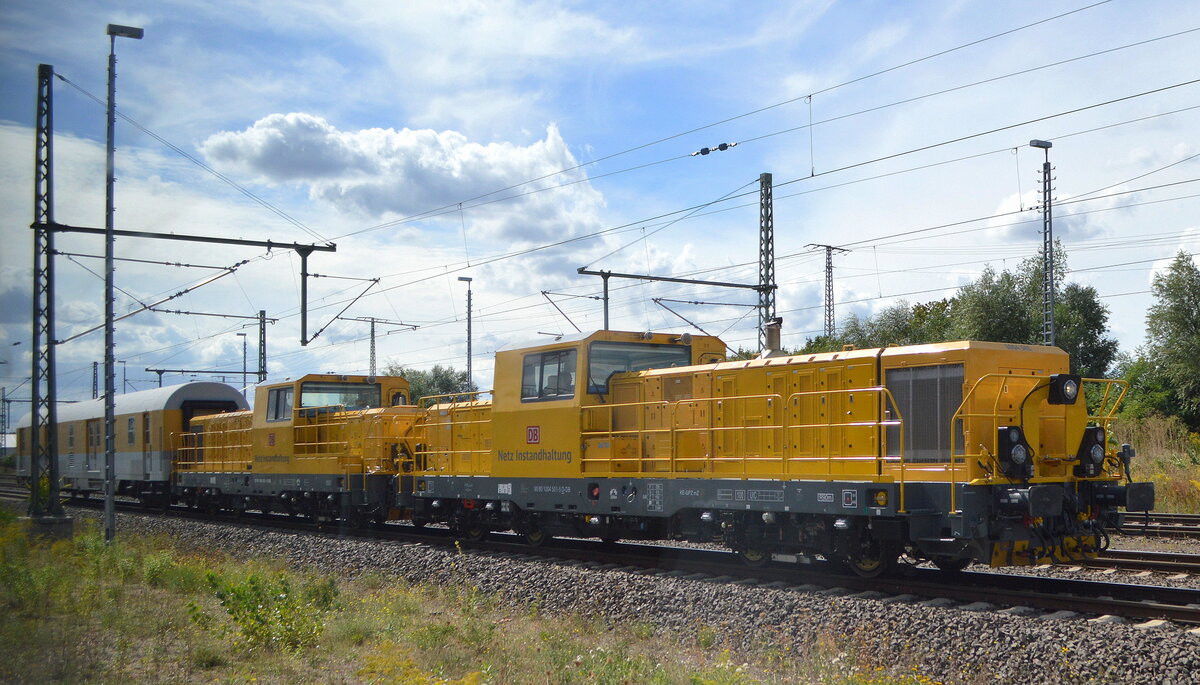 Nun nachdem ich einige rare Bilder der einst so groß angekündigten Hybridlok der DB immer wieder einmal im Net sah in der Vergangenheit nun meine Erstsichtung (allerdings aus dem Fenster einer Regionalbahn) heraus. Zwei Hybridloks als Doppeltration der DB Netz Instandhaltung, die NVR:  90 80 1004 501-5 D-DB + 90 80 1004 503-1 D-DB mit einem Messwagen am 31.08.22 Vorbeifahrt Magdeburg Hbf.