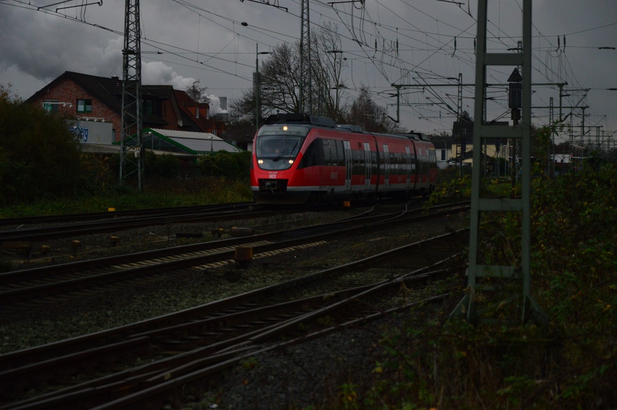 Nun pedelt der 644 005 schon zum zweiten Mal zwischen Grevenbroich und Neuss Hbf an diesem Fotografen vorüber.....20.11.2015