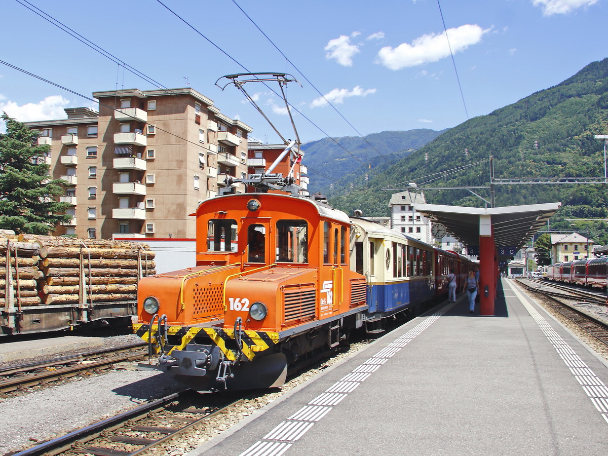 Nun rangiert RhB, Ge 2/2, 162 den Pullmann Wagen zum Zug nach St. Moritz am 30. Juni 2018. 
