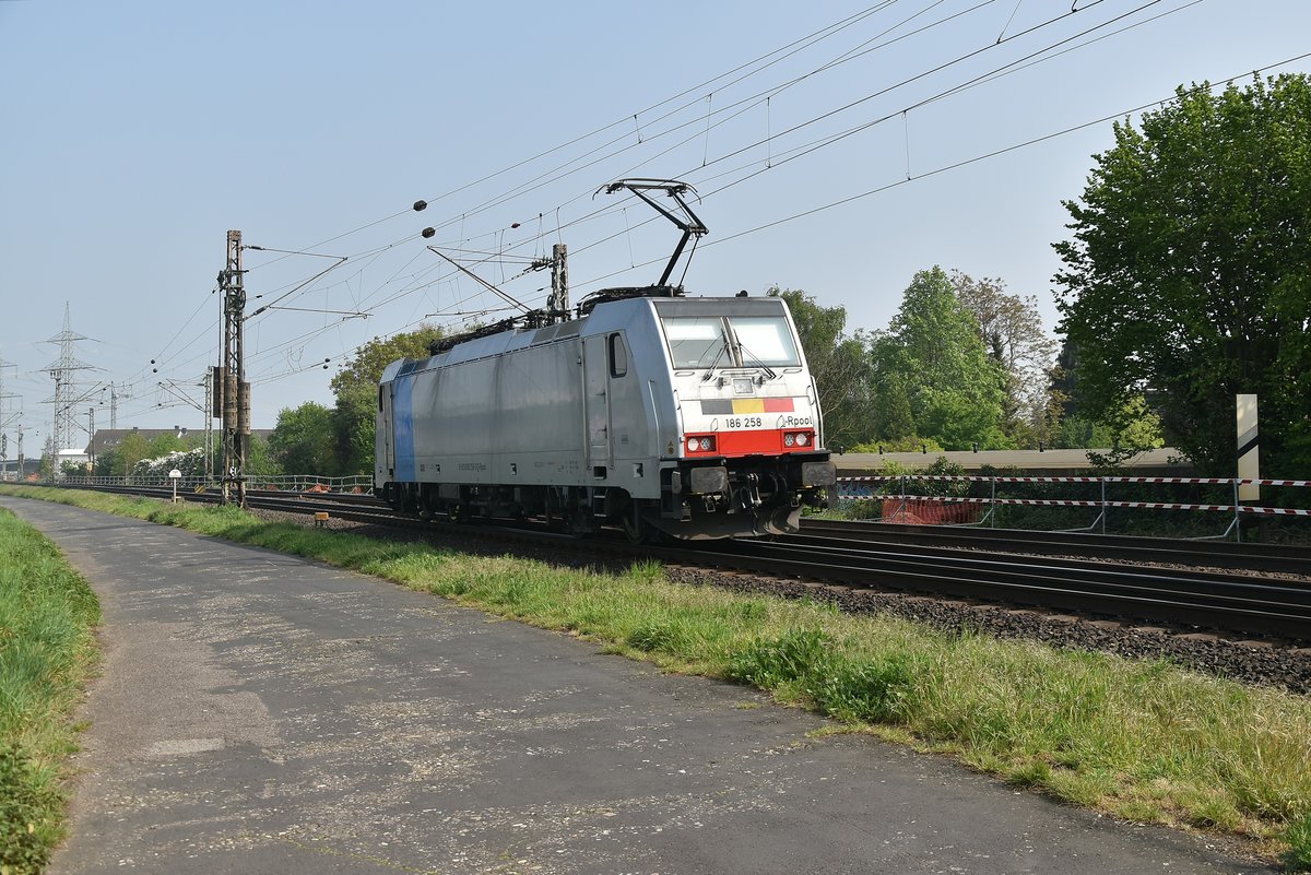 Nun ratet mal für wen diese Lz fahrende 186 258 Railpool-Lok bei Alfter unterwegs ist.....Mittwoch den 1.Mai 2019