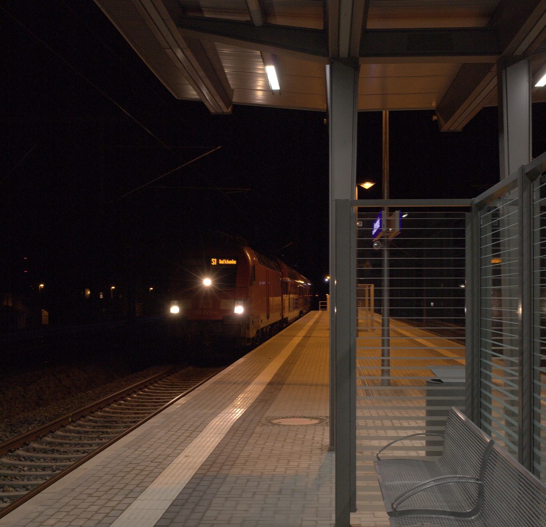 Nun rollen  sie wieder, vorerst nur im Stundentakt, aber auf neuen Gleisen, die Zge der Linie S1 , hier bei der Einfahrt in Radebeul Ktschenbroda. 03.11.2013 19:38 Uhr.