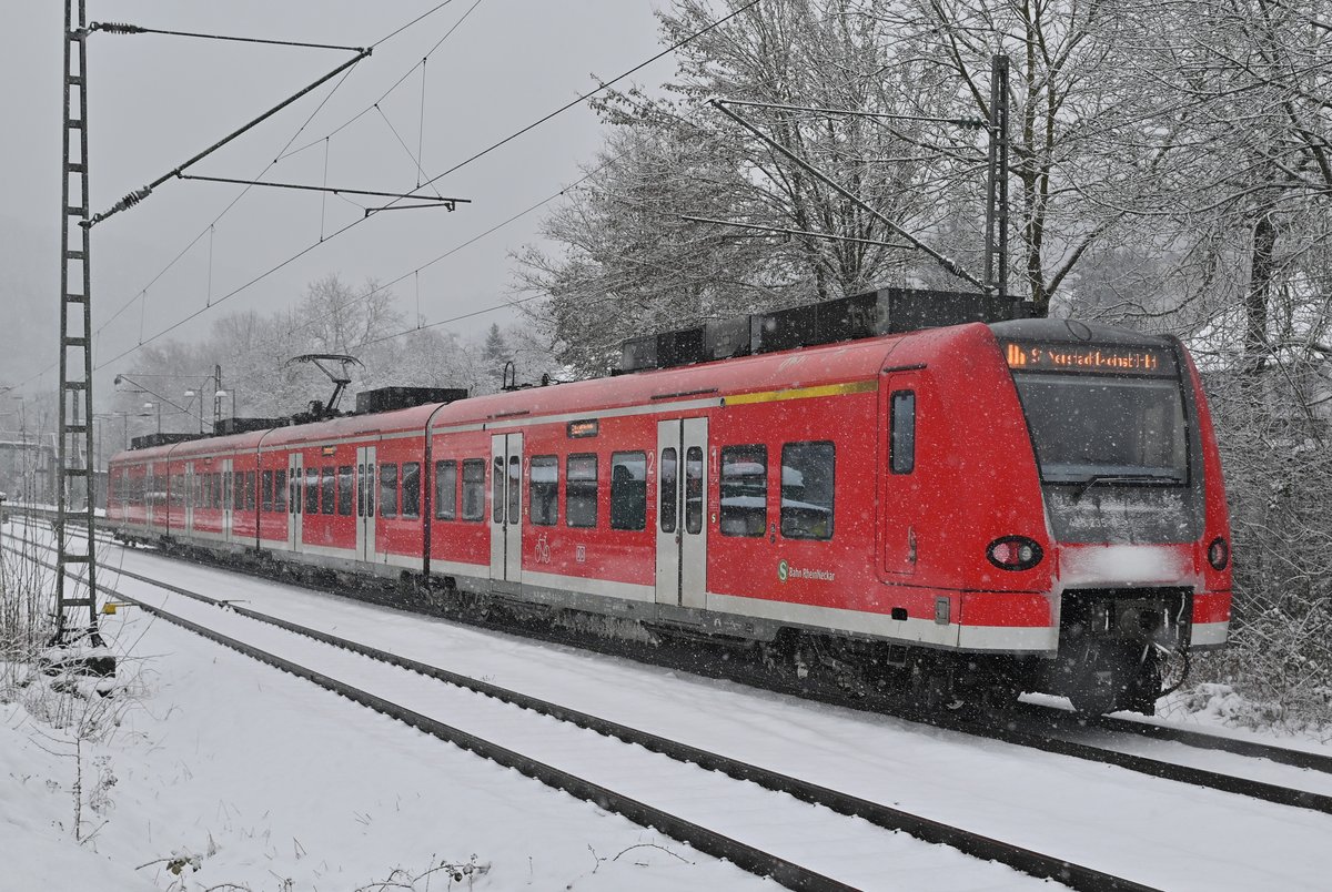 Nun ist die S2 nach Neustadt Weinstraße Hbf zusehen bei der Einfahrt in Neckargerach. 27.1.2021