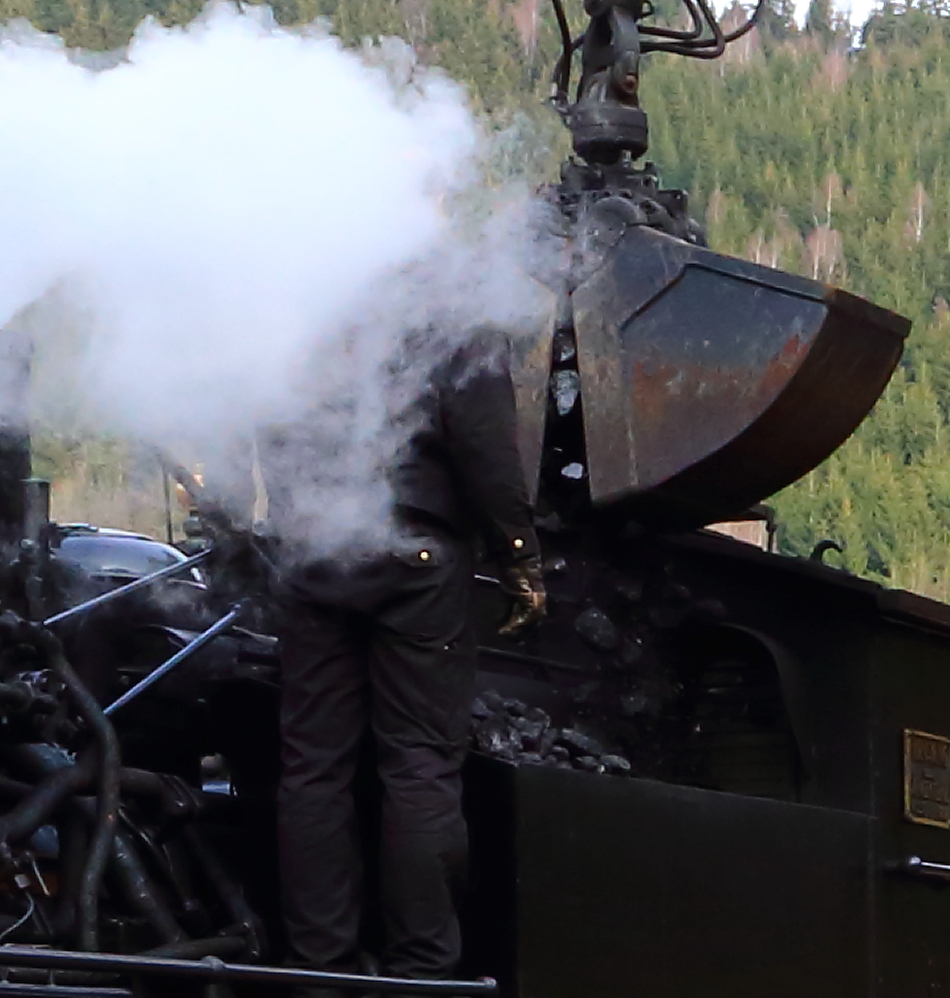 Nun sagt ja so manch einer:  Wenn Dir kalt ist, dann arbeite Dich warm! . Ob man das jetzt aber bis zur Dampfentwicklung treiben sollte, ist eine andere Frage!! ;-))
(Schnappschuß während des Bekohlens von 99 5901 am 26.02.2017 am Bahnhof Eisfelder Talmühle, während einer Sonderzugveranstaltung der IG HSB)