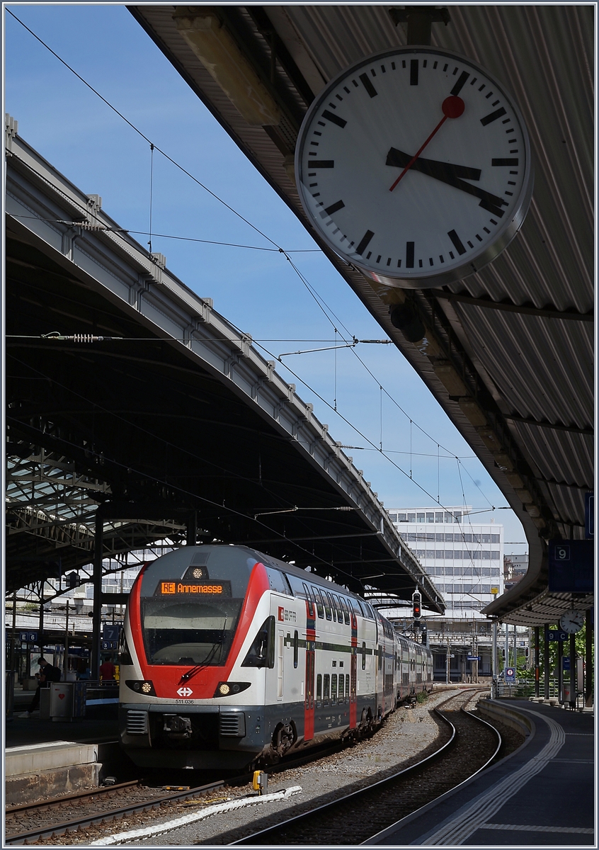 Nun ist der SBB RABe 511 doch noch eine  Léman Express ! Zumindest vorübergehend: Seit dem 18. Mai verkehren die die RE Züge Vevey/St-Maurice ab Genève als SL2 bzw. SL4 mit Halt auf allen Stationen bis Annemasse, wobei dann für die Weiterfahrt nach Annecy (SL2) umgestiegen werden muss. Mit diesem Konzept werden trotz geschlossener Grenze pro Stunde vier internationale Verbindungen zwischen Genéve und Annemasse angeboten. 

Im Bild der SBB RABE 511 036 als RE/SL4 Vevey - Annemasse beim Halt in Lausanne am 22. Mai 2020.