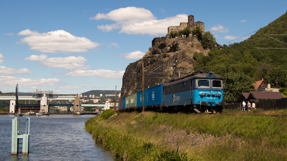 Nun sind fast alle 123er in der neuen Lackierung unterwegs. Hier 123 022-6. Aufgenommen am 30. Juni 2018 in Usti nad Labem. 
