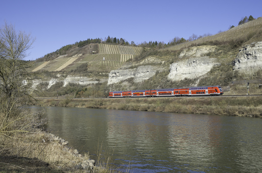 Nun sind im Maintal seit kurzem auch die Twindexx Garnituren zu sehen.
Teilweise zumindest.
Hier so ein Zug, nach Würzburg unterwegs, im schönen Sonnenschein, bei Himmelstadt am Mainufer fotografiert.Der Wind war beißend kalt, aber das Licht umso schöner.
Das Ks Signal passt da natürlich auch sehr gut dazu.(25.02.2018)