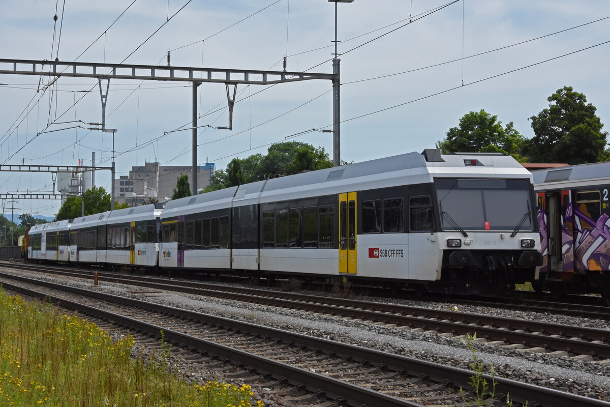 Nun stehen die drei GTWs RABe 526 687-9, 526 686-9 und 526 682-0 von Thurbo und warten auf ihr Ende. Die Aufnahme stammt vom 28.06.2021.
