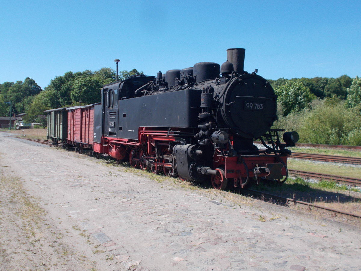Nun steht die 99 1783 in Putbus nicht mehr alleine.Zwei Wagen hat man der Lok,am 25.Mai 2018,dazu gestellt.