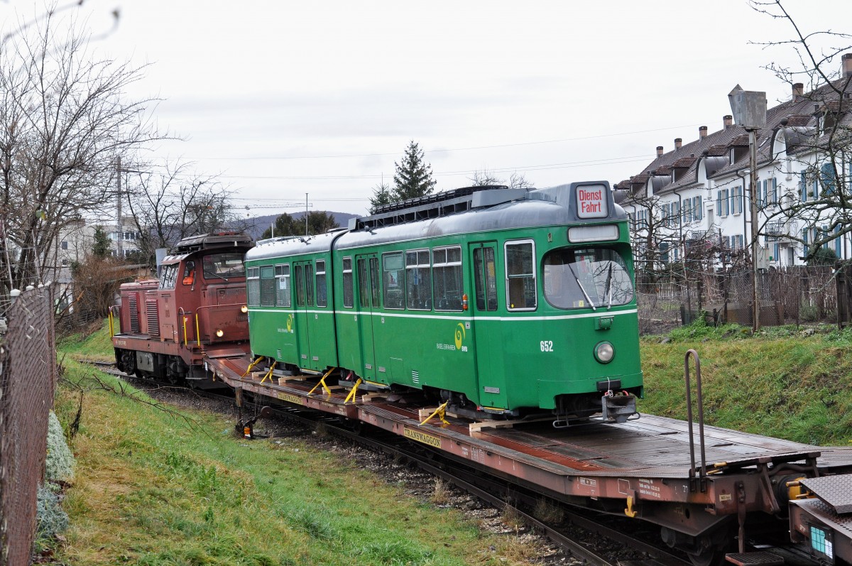 Nun steht der Be 4/6 652 auf dem Eisenbahnwagen und verlässt das Areal Richtung Bahnhof SBB. Die Aufnahme stammt vom 03.02.2016. 	