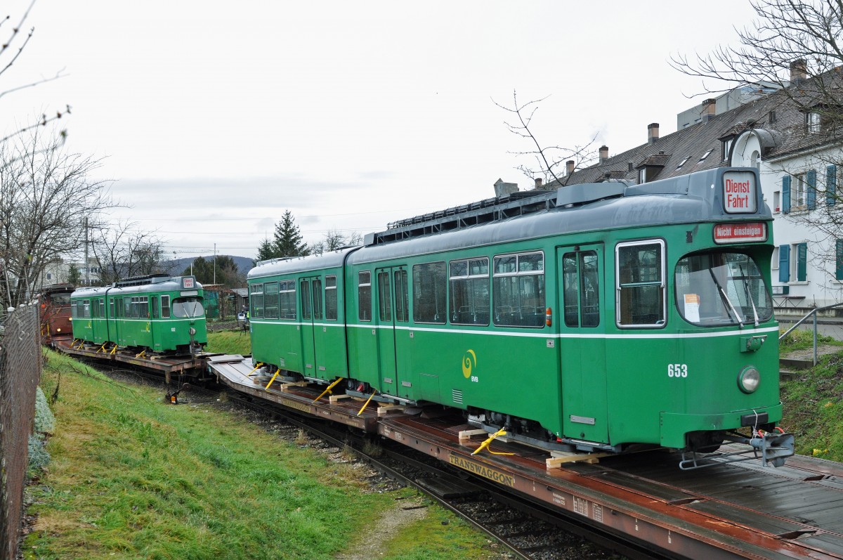 Nun steht der Be 4/6 653 auf dem Eisenbahnwagen und verlässt das Areal Richtung Bahnhof SBB. Die Aufnahme stammt vom 03.02.2016. 