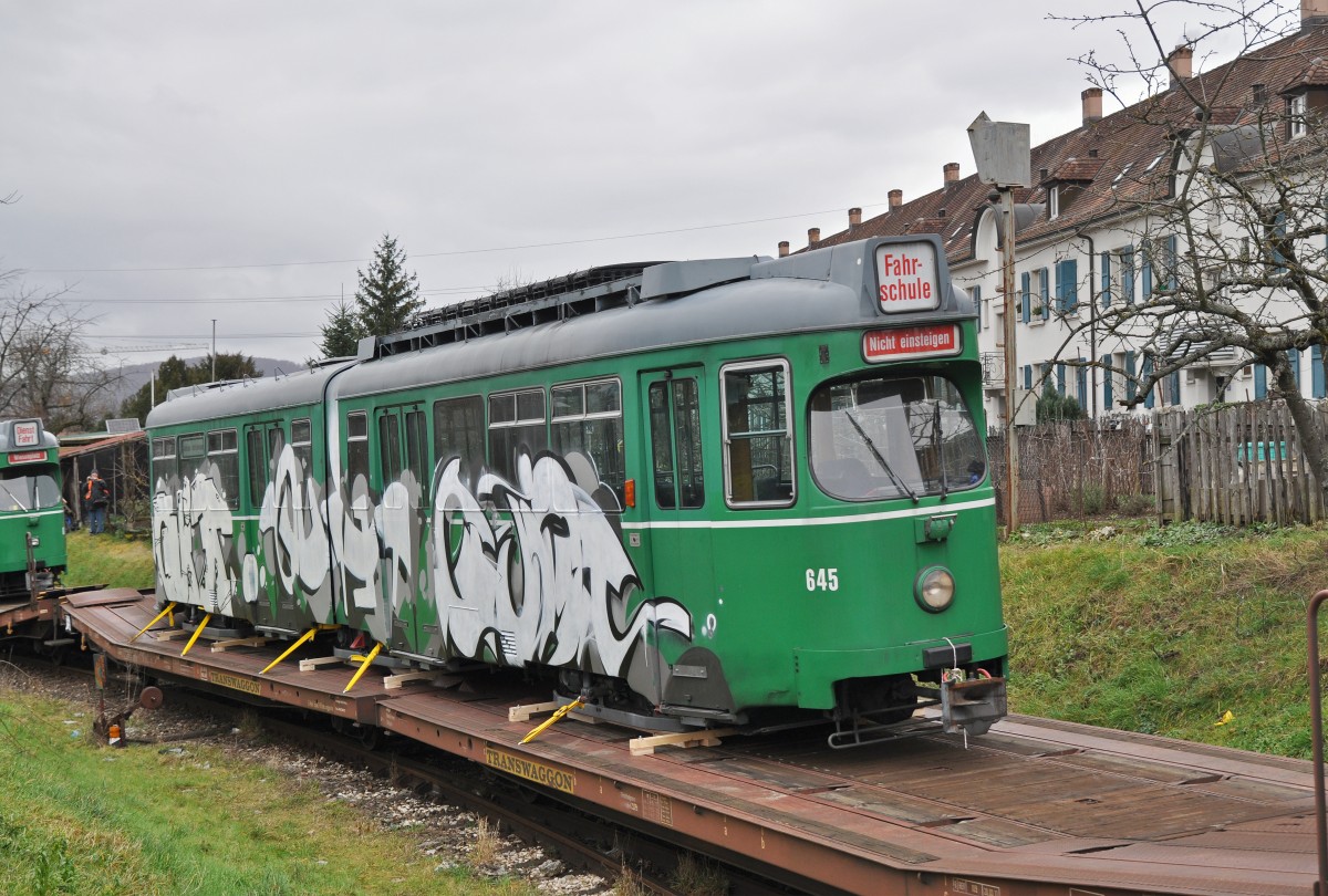 Nun steht der versprayte Be 4/6 645 auf dem Eisenbahnwagen und verlässt das Areal Richtung Bahnhof SBB. Die Aufnahme stammt vom 01.02.2016.