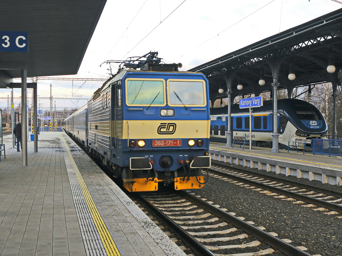 Nun trifft 362 171-1 mit dem Expresszug von Prag nach Cheb in Karlsbad mit +25 am 22. Februar 2019 ein . 