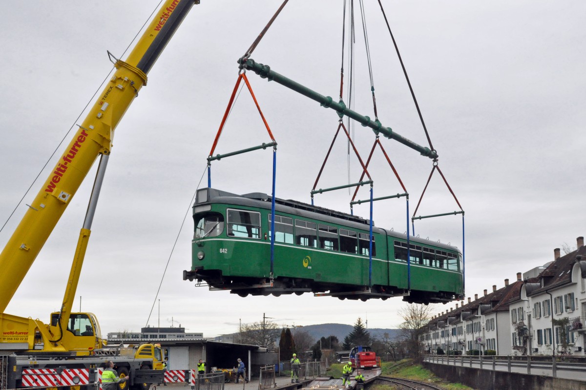 Nun übernimmt ein Kran das Verladen auf einen Eisenbahnwagen. Langsam schwebt der Be 4/6 642 auf den Eisenbahnwagen. Die Aufnahme stammt vom 07.01.2016.