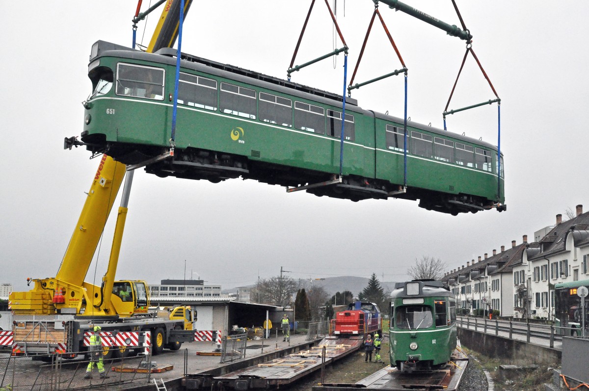 Nun übernimmt ein Kran von Welti-Furrer das Verladen auf einen Eisenbahnwagen. Langsam schwebt der Be 4/6 651 auf den Eisenbahnwagen. Die Aufnahme stammt vom 07.01.2016.