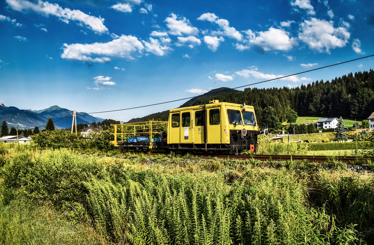 Nun war es endlich so weit und der erste Zug, fuhr nach nun ca. eineinhalb Jahren Stillstand wieder durch das obere Gailtal.
Nachdem wir unser  Postkastel  ohne Probleme nach Hermagor brachten, ging es anschließend, mit Vertretern der Abteilung 9 des Landes Kärnten, zur behördlichen Befahrung wieder retour nach Kötschach-Mauthen.

Hier zu sehen ist der X 626.109 der Gailtalbahn Betriebs GmbH, kurz vor dem Einfahrtssignal von Hermagor.
Nach dem Eintreffen der Landesvertreter ging es dann ab hier, als Mess 9901 nach Kötschach-Mauthen.
Aufgenommen am 18.7.2018.

Mehr zu unserer ersten Fahrt gibts hier zum nachlesen ;-)
<a href= http://www.gailtal-journal.at/kultur/das-postkastl-auf-schiene/72116/  rel= nofollow >www.gailtal-journal.at/kultur/das-postkastl-auf-schiene/7...</a>


<a href= http://www.gailtalbahn.at/  rel= nofollow >www.gailtalbahn.at/</a>
<a href= https://www.facebook.com/vereingailtalbahn/  rel= nofollow >www.facebook.com/vereingailtalbahn/</a>