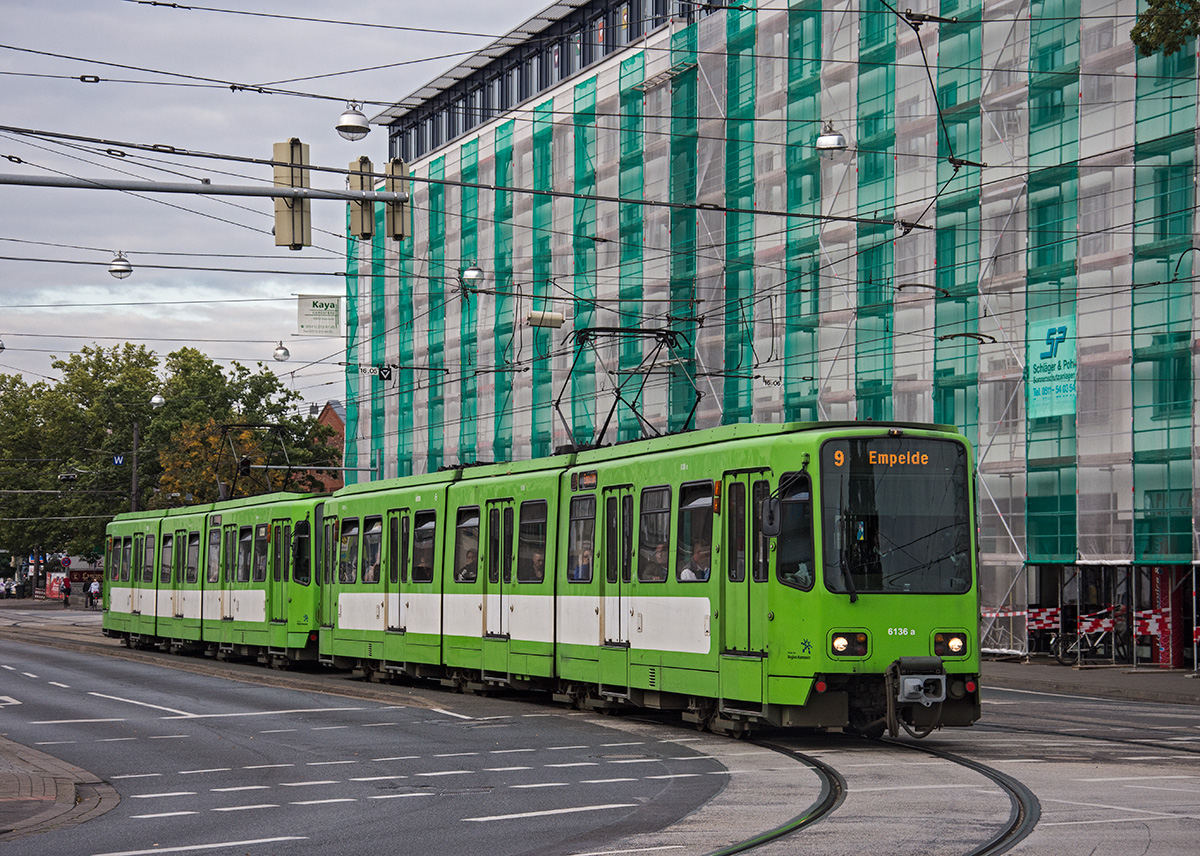 Nun war ich auch mal in Hannover, neber der IAA sind auch ein paar Bilder von der Stadtbahn enstanden wie hier TW 6136 + 6148 als Linie 9 vor der Haltestelle Noltemeyerbrücke, 28.09.2016. 