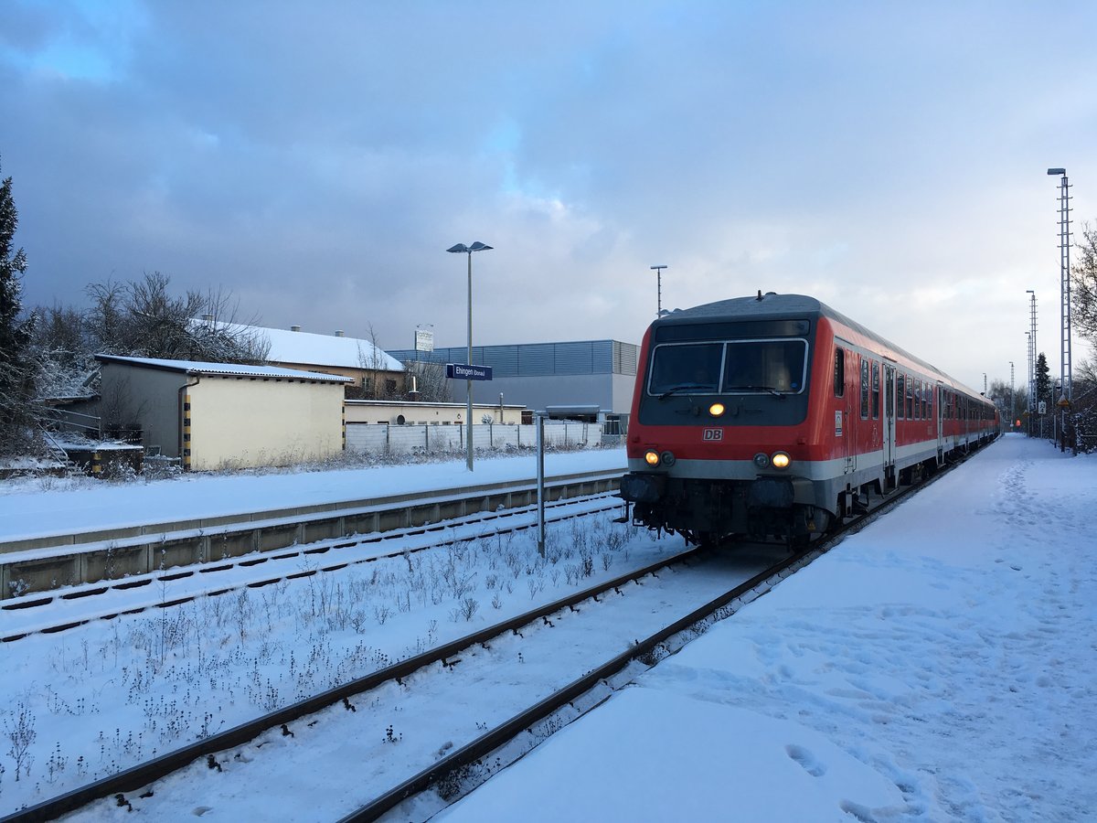 Nun ist der Winter da... und auch der n Wagen Umlauf im Donautal.

IRE 3206 am 09.12.17 bei der Einfahrt in Ehingen (Donau) mit Schublok 218 410.
