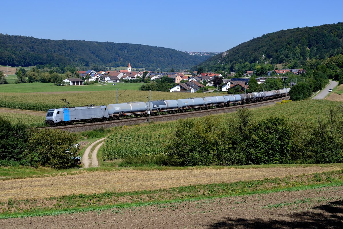 Nun wurde die bekannte Fotostelle bei Breitenfurt aufgesucht. Die Zugdichte war erfreulich hoch, allerdings waren die Bespannungen wenig spektakulär. Stellvertretend zeige ich das Bild der Railpool 185 690 mit ihrem DGS 69219. Ladegut waren Mineralölprodukte (26. August 2016).