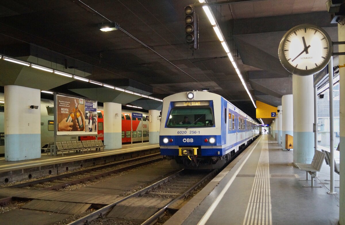 Nun ist die Zeit der Triebwagen der Baureihe 4020 endg�ltig abgelaufen. Nach langem Hin und Her wurden die Schnellbahnklassiker Mitte Juli endg�ltig aus dem Verkehr genommen. In den letzten Jahren kamen sie �berdurchschnittlich oft auf der Franz-Josefs-Bahn zum Einsatz, wo sie auf der S-Bahn-Linie 40 bis nach St. P�lten gelangten. Am 14.08.2020 wurde die S40 21026 Richtung Tulln vom blauen 4020 256 gef�hrt, der hier am Ausgangspunkt Wien Franz-Josefs-Bahnhof auf die Abfahrt wartet, die in wenigen Sekunden erfolgen wird.