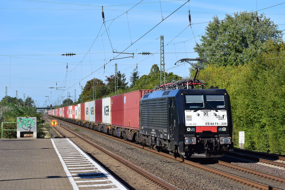 Nur äußerst selten verirren sich auch mal Güterzüge auf die Hauptbahn von Duisburg über Düsseldorf nach Köln. Am 9.10.22 hatte ich endlich die Möglichkeit einen Güterzug dort zu fotografieren. 189 209 von Rail Force One kommt mit einem voll ausgelastetem Containerzug durch Angermund gen Düsseldorf gefahren.

Angermund 09.10.2022
