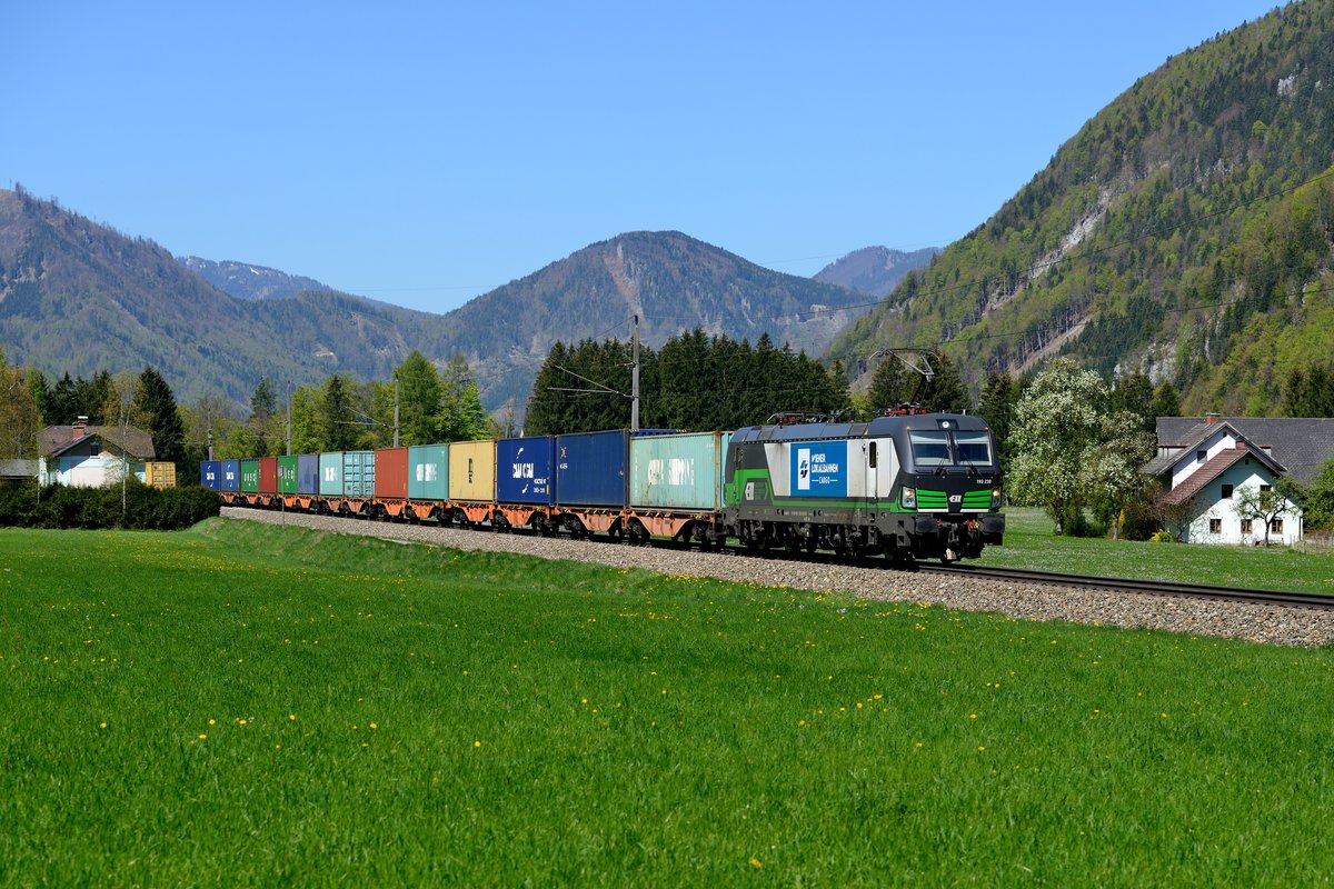 Nur an Donnerstagen verkehrt der 61451 von Enns nach Kalsdorf. Dieser Containerganzzug wird unter der Regie der WLC geführt und nimmt den Weg über die Pyhrnbahn. Am 21. April 2016 war der ELL Vectron 193 238 mit Wiener Lokalbahn Logo an den Seitenwänden für diese Zugleistung eingeteilt, die mir bei St. Pankraz vor die Linse fuhr.
 