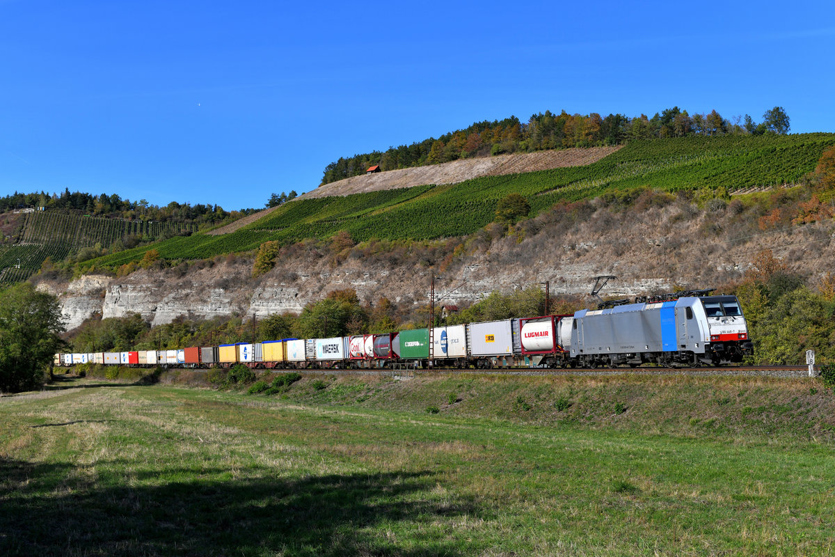 Nur an Samstagen verkehrt der DGS 46155 von Antwerpen Noord nach Wien Freudenau Hafen. Am 29. September 2018 konnte ich die für das belgische Unternehmen Lineas fahrende Railpool 186 448 vor dieser Leistung fotografieren. Vor den charakteristischen Felsformationen im Maintal bei Himmelstadt hob sich der farbenfroh beladene Containerzug gut ab. 