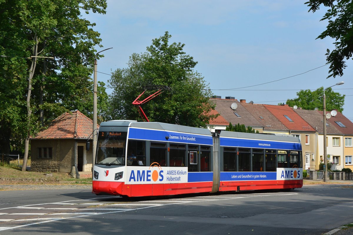 Nur an Wochenenden verkehrt die Linie 2 auch auf dem Abschnitt Herbigstraße - Klus. NGTW6-H Tw4 hat soeben die Haltestelle Kirschallee verlassen und erreicht in Kürze die Endhaltestelle Klus.

Halberstadt 28.07.2019