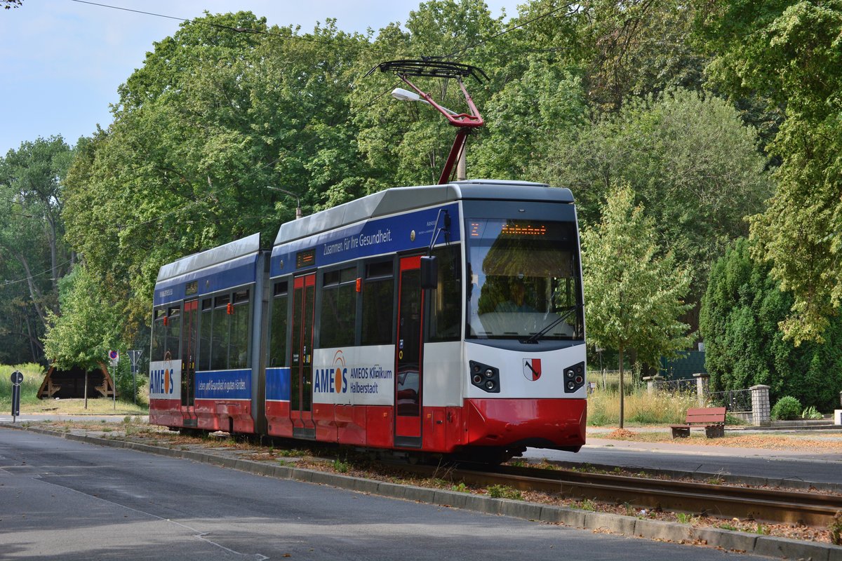 Nur an Wochenenden verkehrt die Linie 2 auch auf dem Abschnitt Herbigstraße - Klus. NGTW6-H Tw4 verlääst soeben die Haltestelle Kirschallee als Linie 2 zum Bahnhof.

Halberstadt 28.07.2019