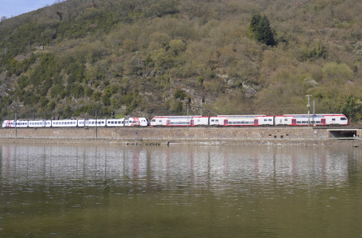 Nur von der anderen Moselseite kann man den Flügelzug aus DB/SÜWEX-FLIRT und CFL-KISS in voller Länge aufnehmen. (Treis-Karden, 10.4.15).