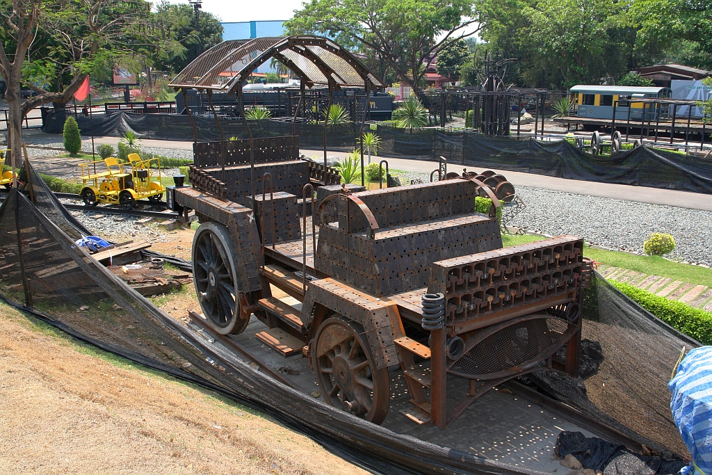 Nur aus zusammengeschweißten Oberbau- und Eisenbahnfahrzeugteilen entsteht diese Eisenbahn-Kutsche im Black Bridge Railway Park in Nakhon Lampang am 24.März 2023.