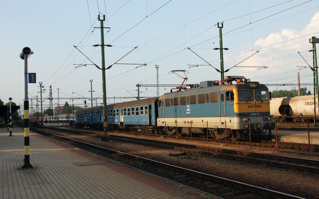 Nur aus zwei Wagen besteht am 18.5.2011 der Personenzug aus Zalaegerszeg, den
V 433280 im Bahnhof Nagykanisza am Haken hat. 