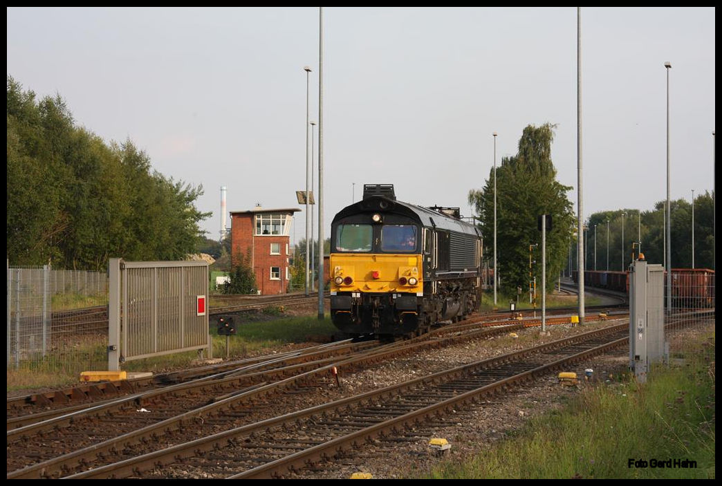 Nur bei geöffnetem Werktor kann die 8653-01 hier am 21.09.2017 in Georgsmarienhütte umspannen. Die ersten Weichen liegen zu nah am Tor, als dass alles innerhalb der Absperrung passieren könnte.