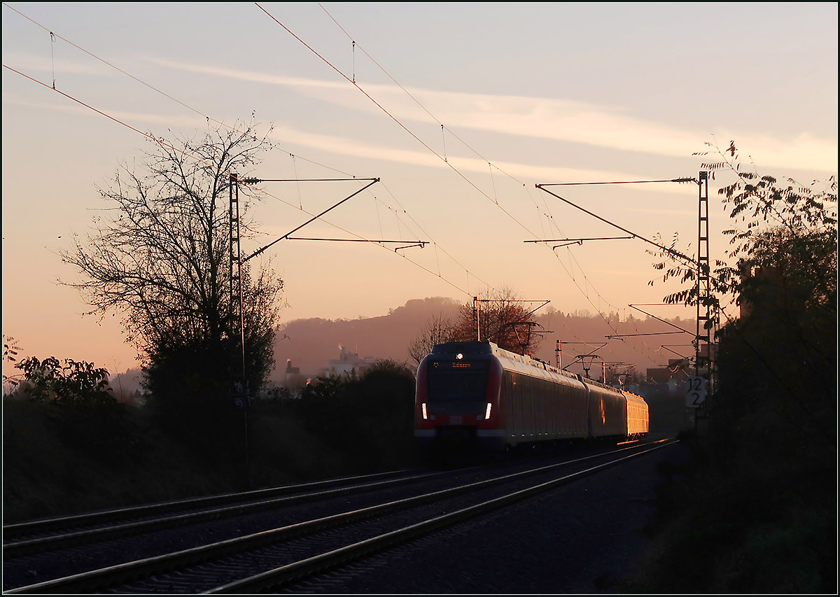 Nur der dritte Zugteil ist im Sonnenlicht I -

Ein S-Bahnzug der Linie S2 in Fahrtrichtung Stuttgart bei Weinstadt-Endersbach.

18.11.2020 (M)