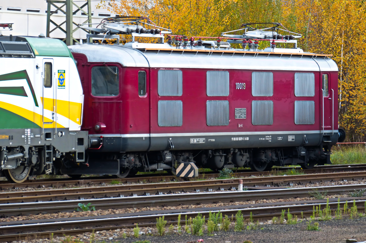Nur durch sehr starkes ranzoomen vom Bahnsteigende lichtete ich heute am 11.11.2017 die Re4/4 der Centralbahn (10019) ab, die hinter der GYSEV 471 003 abgestellt war im Passau Hbf